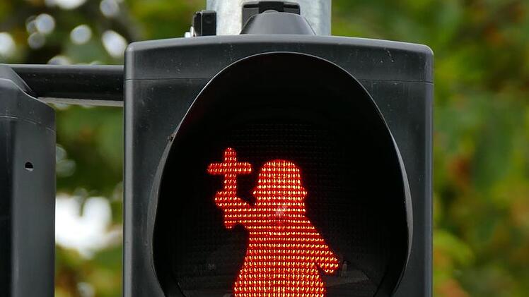 Prominenter Helfer für den Erzbischof: der heilige Bonifatius als Ampelmännchen in Fulda.   Foto: Marion Krüger-Hundrup