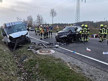 &Uuml;berholman&ouml;ver missgl&uuml;ckt: &Auml;lteres Ehepaar bei Unfall im Kreis Ansbach schwer verletzt