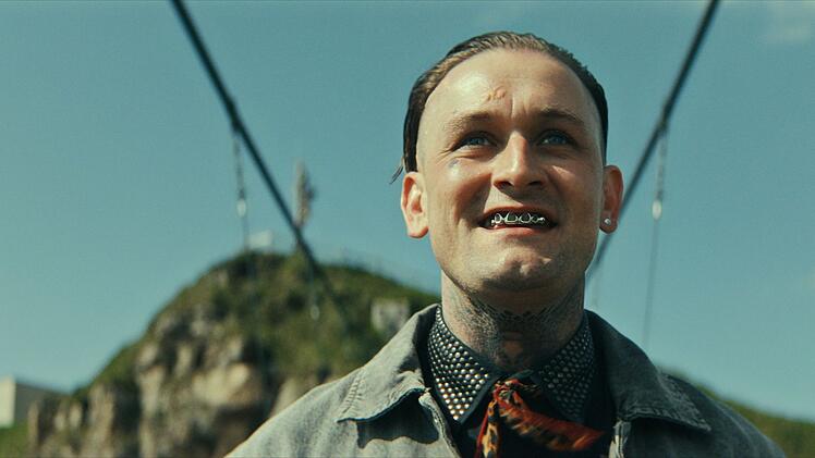 Nach dem Tod seines Vaters m&ouml;chte der von den Toten auferstandene Rio (Lukas Watzl) Wiener Unterweltk&ouml;nig werden. Dummerweise ist das offiziell sein Cousin Joseph, also muss er ihn aus dem Weg r&auml;umen, um rechtm&auml;&szlig;iger Erbe zu werden.