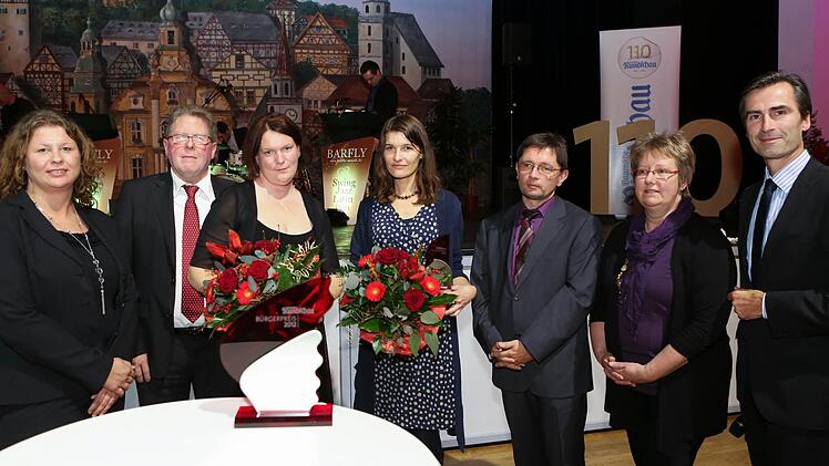 Der Bürgerpreis der Bayerischen Rundschau  wird  erstmals vergeben - von links: KJR-Vorsitzende Sabine Knobloch,   Dekan Jürgen Zinck, die beiden Preisträgerinnnen  Melanie  Schwabbauer aus Neuenmarkt (Soziales) und  Sabrina Hargens aus Kasendorf (Jugendförderung), der neue BR-Redaktionsleiter Alexander Müller, seine Stellvertreterin Katrin Geyer und Geschäftsführer Philipp-Magnus Froben.Foto: Barbara Herbst