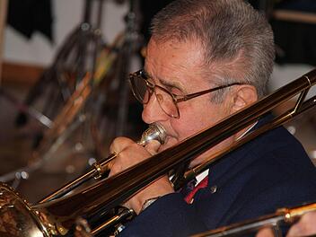 Einer der Gründer des Seniorenorchesters: Edgar Rudloff spielt beim Konzert in der Musikakademie Posaune. Foto: Gerd Schaar