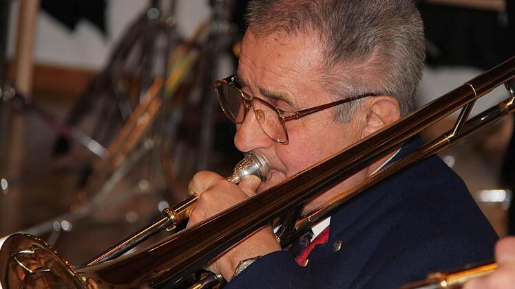 Einer der Gründer des Seniorenorchesters: Edgar Rudloff spielt beim Konzert in der Musikakademie Posaune. Foto: Gerd Schaar