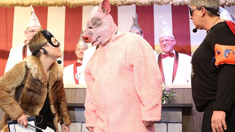 Die Soko Haßberge (mit Monika Stadelmann, links, und Gabi Leisentritt) nimmt das Schweinchen in die Mangel. Foto: Matthias Hoch