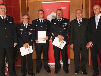Für ihre langjährige Tätigkeit wurden sie geehrt und verabschiedet (von links): Kreisbrandrat Ralf Dressel mit den Geehrten Werner Stumpf, Axel Braun, Martin Volpert und Franz Ott sowie Landrat Wilhelm Schneider.