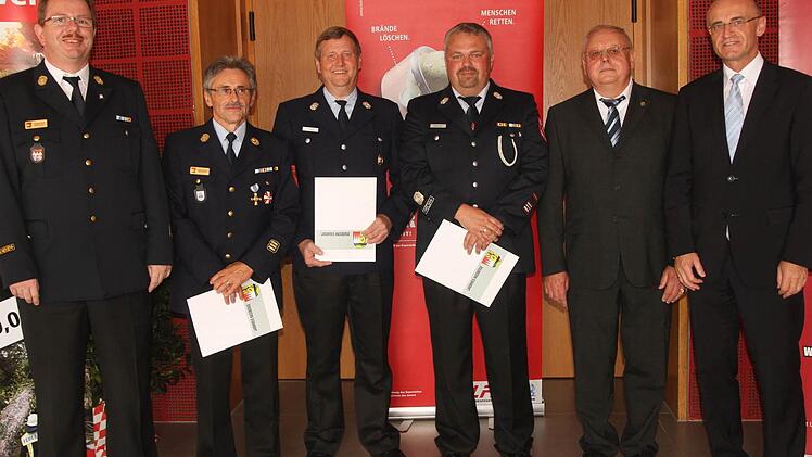 Für ihre langjährige Tätigkeit wurden sie geehrt und verabschiedet (von links): Kreisbrandrat Ralf Dressel mit den Geehrten Werner Stumpf, Axel Braun, Martin Volpert und Franz Ott sowie Landrat Wilhelm Schneider.