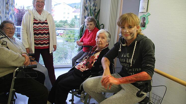 Elena Leipold mimt eine geistig verwirrte Frau, die sich am Arm schwere Brandverletzungen zugezogen hatte. Foto: Sonja Adam