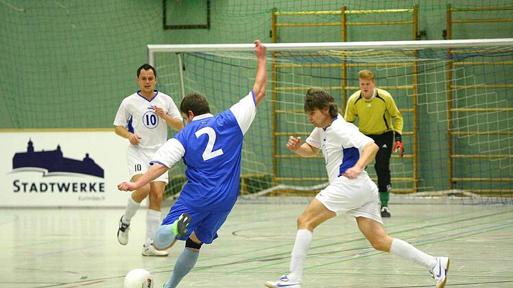 Wer wird der Hallenfußball-Stadtmeister 2015 in Kulmbach? Der Rundschau-Cup findet am 3. Januar statt. Foto: Archiv/Monika Limmer