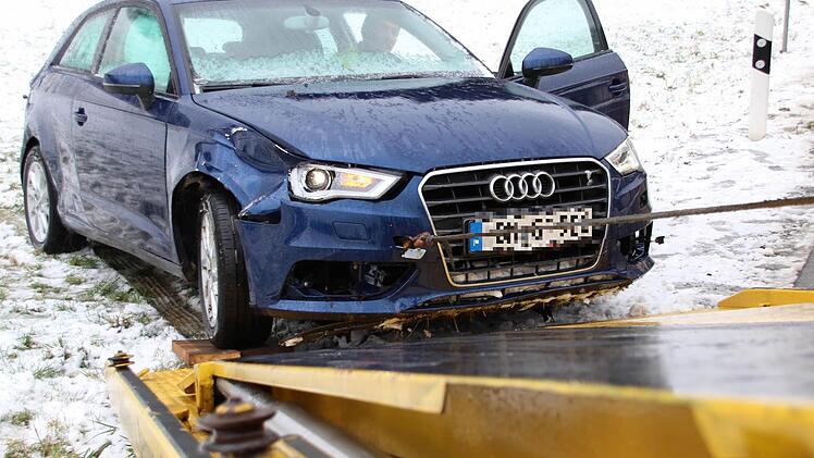 Ein Abschleppwagen musste den Audi aus der Wiese holen. Foto: Marco Meißner