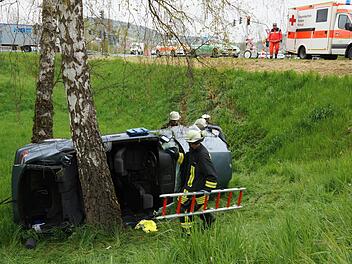 Das Auto ist zwischen Bäumen liegen geblieben. Foto: Arkadius Guzy