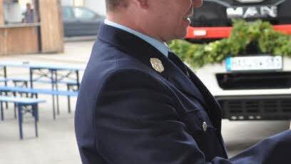 Offiziell übergab Landrat Wilhelm Schneider den Fahrzeugschlüssel an den Pfarrweisacher Kommandanten Sebastian Bock. Foto: Simon Albrecht