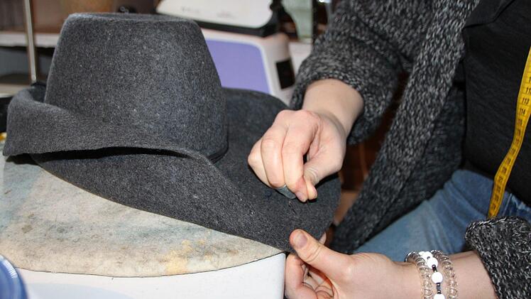 Die Hutkrempe wird abgesteckt. Foto: Ulrike Müller