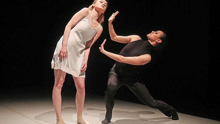 Ein so tänzerisch ausdrucksstarkes wie choreografisch einfallsreiches Ensemble bietet wieder mitreißende Tanzminiaturen.  Fotos: Henning Rosenbusch
