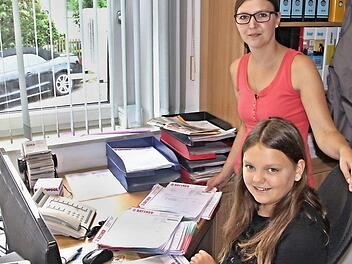 Die zwölfjährige Sophie Appelmann sortiert Lieferscheine bei der Baustofffirma Batzner in Ebern und hat hier Andrea Lutsch zur Seite.  Foto: Helmut Will