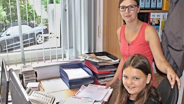 Die zwölfjährige Sophie Appelmann sortiert Lieferscheine bei der Baustofffirma Batzner in Ebern und hat hier Andrea Lutsch zur Seite.  Foto: Helmut Will