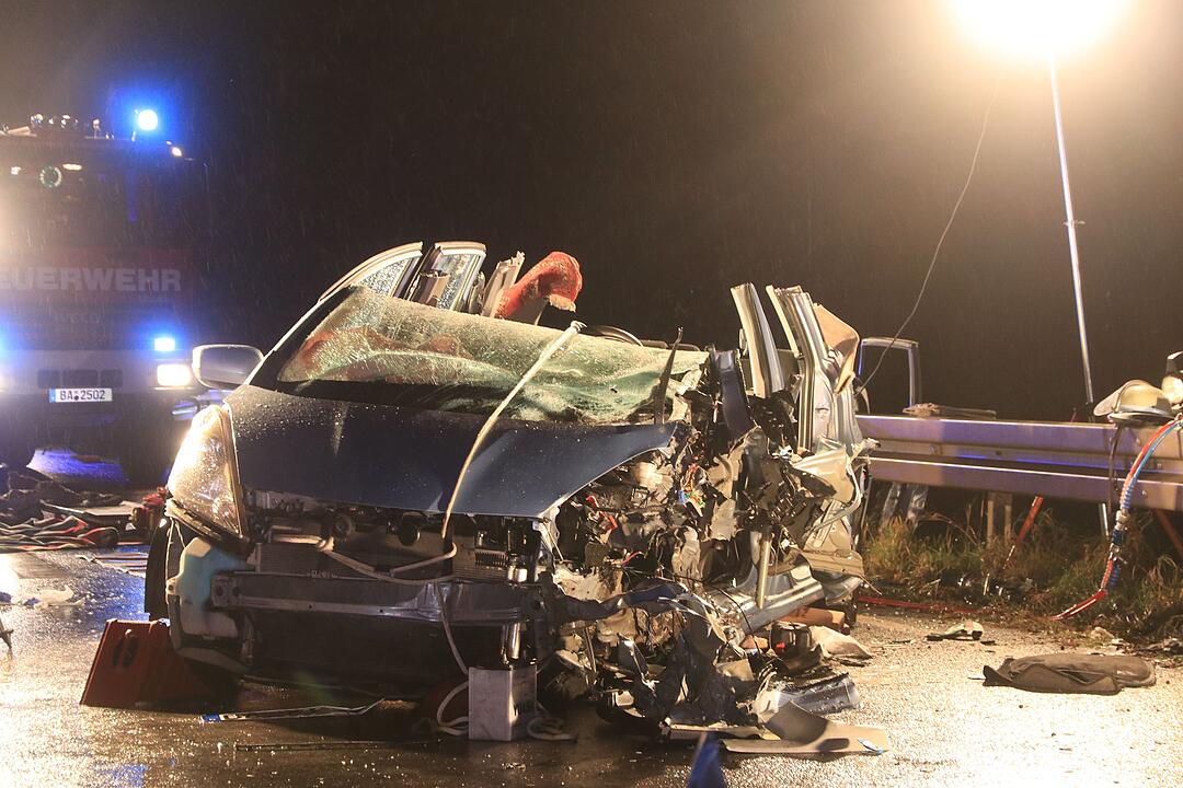 Schwerer Unfall auf der B4 bei Kemmern (Kreis Bamberg) mit zwei schwer verletzten Kindern