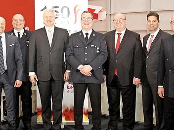 Gruppenbild mit Gönnern: Die Organisatoren der Wehr wurden beim Jubiläum unterstützt.  Foto: Richard Sänger