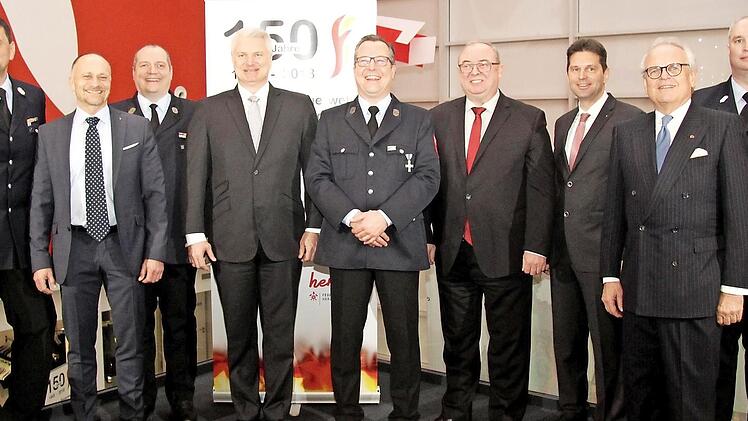 Gruppenbild mit Gönnern: Die Organisatoren der Wehr wurden beim Jubiläum unterstützt.  Foto: Richard Sänger