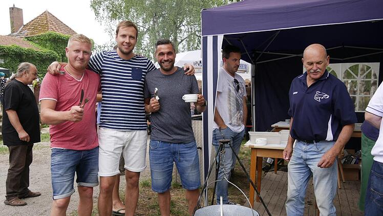 v. links: Stefan, Christian und Mario kommen gerne aus Sonneberg zum Fischfestival. Sie lieben diese  Atmosphäre beim Fischfestival. Alles sei so unkompliziert und locker, was die jungen Sonneberger einfach mögen und schätzen. Foto: Manja von Nida