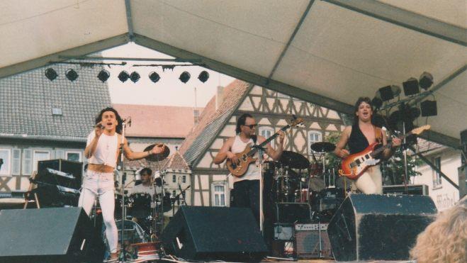 Sommerspektakel 1986: Eine riesige Bühne stand vor dem Heimatspielhaus, der Anger wurde zur Konzertarena. Archiv/Peter Hina