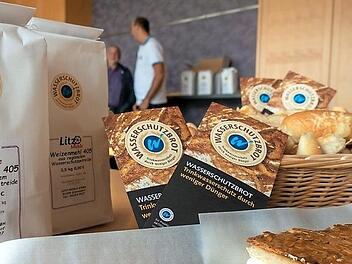 Aus dem Weizenmehl aus Wasserschutzgetreide (l.) wird das Wasserschutzbrot gebacken. Aus dem Kreis Forchheim beteiligen sich die B&auml;ckereien Nagel und Pfister aus Forchheim sowie L&ouml;w aus Hagenbach.  Foto: PR