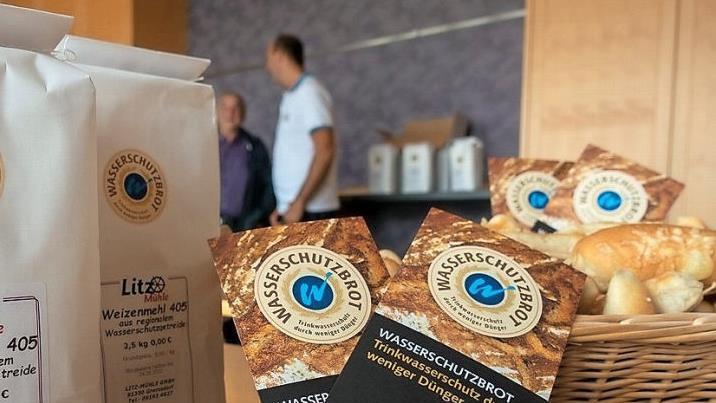 Aus dem Weizenmehl aus Wasserschutzgetreide (l.) wird das Wasserschutzbrot gebacken. Aus dem Kreis Forchheim beteiligen sich die B&auml;ckereien Nagel und Pfister aus Forchheim sowie L&ouml;w aus Hagenbach.  Foto: PR