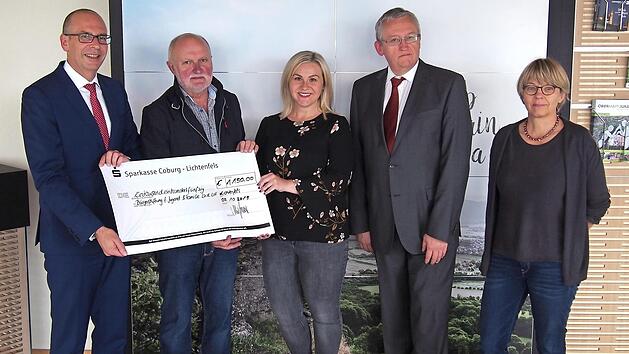 Landrat Christian Meißner übergibt im Beisein der Kuratoriumsmitglieder Theresa Baldauf und Günter Dippold sowie Sachgebietsleiterin Andrea Musiol, dem Geschäftsführer der Bürgerstiftung für Jugend und Familie im Landkreis Lichtenfels, Erhard Schlottermüller, die Spende in Höhe von 1150 Euro. Foto: Landkreis Lichtenfels
