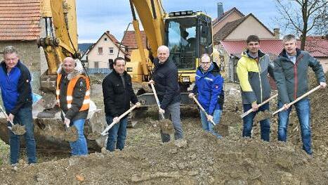 Den Spatenstich führten aus (von links): Harald Ach (Tiefbau Müller Gerolzhofen), Bernd Riedlmeier (Newo-Bau Horhausen), Robert Selig (Gemeinde Knetzgau), Bürgermeister Stefan Paulus, Christian Sauer (Bauleiter Tiefbau Müller), Martin Barthelme (Tiefbau Müller), Hugo Barthel (Ingenieurbüro Pro Terra Zell).  Foto: cr