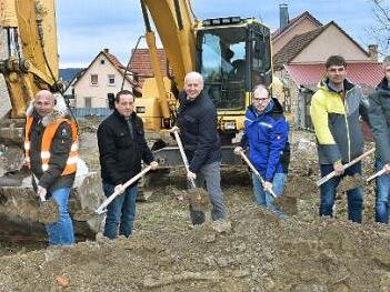 Den Spatenstich führten aus (von links): Harald Ach (Tiefbau Müller Gerolzhofen), Bernd Riedlmeier (Newo-Bau Horhausen), Robert Selig (Gemeinde Knetzgau), Bürgermeister Stefan Paulus, Christian Sauer (Bauleiter Tiefbau Müller), Martin Barthelme (Tiefbau Müller), Hugo Barthel (Ingenieurbüro Pro Terra Zell).  Foto: cr