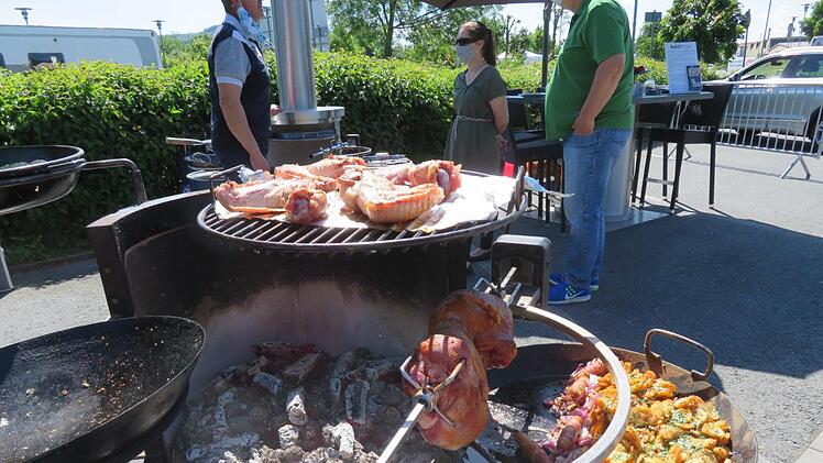 Da ist für jeden aus der Familie etwas mit dabei: Grillen, braten und garen funktioniert gleichzeitig auf verschiedenen Ebenen.