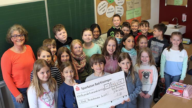 Ursula Schubert mit ihrer Schulklasse 3b. Bei der Fastenbrotaktion haben sie 443 Euro eingenommen, die sie an den Verein Bad Brückenau hilft spenden. Foto: Julia Raab