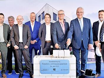 Oberbürgermeister Uwe Kirschstein und Innenminister Joachim Herrmann (Mitte) zusammen mit Hermann Ulm (rechts) und Vertretern von Simon Hegele und Siemens Healthcare bei der Grundsteinlegung