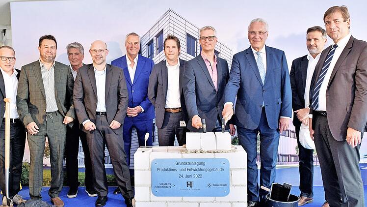 Oberbürgermeister Uwe Kirschstein und Innenminister Joachim Herrmann (Mitte) zusammen mit Hermann Ulm (rechts) und Vertretern von Simon Hegele und Siemens Healthcare bei der Grundsteinlegung