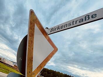 Der Gemeinderat in Oberleichtersbach bewilligt einen geplanten Sichtschutz-Zaun auf einem privaten Grundstück in der Birkenstraße nicht und fordert Änderungen der ursprünglichen Planung zum Schutz von Fußgängern und Verkehrsteilnehmern. Foto: Seba...
