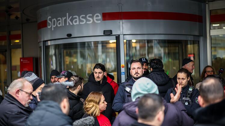 Nach Bankeinbruch - Tresorraum mit Bohrer aufgebrochen