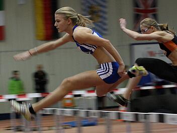 Jessica Schottorf (links) vom TSV Bad Kissingen und Katharina Winkler vom LAC Quelle Fürth lieferten sich im Finale über 60 Meter Hürden der U18 ein packendes Duell, dass die Fürtherin am Ende knapp zu ihren Gunsten entschied. Foto: Reinhold Nürnberger