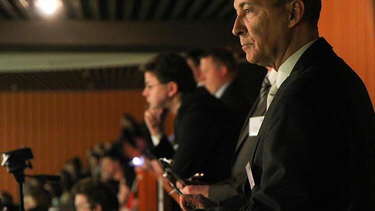Die Wertungsrichter verfolgen die Tänzer von der obersten Tribünenreihe aus. Foto: Michael Gründel