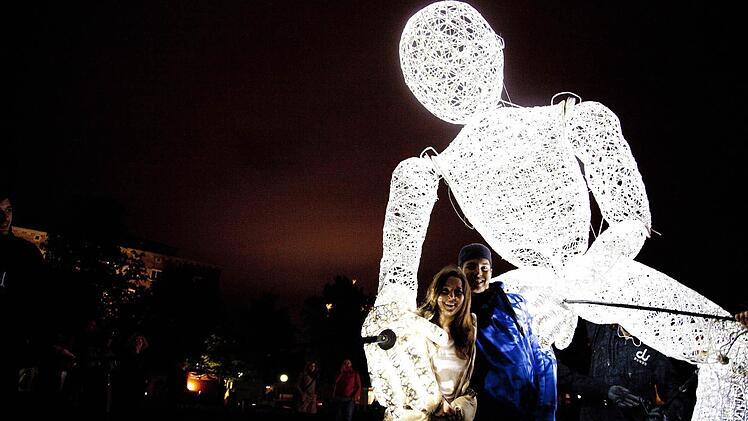 Dundu heißt diese Lichtgestalt, die Menschen - wie man hier sehen kann - fasziniert. Copyright: Dave.Ramm