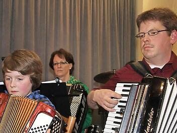 Lukas Klatt war mit zwölf Jahren der Jüngste auf der Bühne. Seit Dezember hat er sich gemeinsam mit seinem Vater Wolfgang akribisch auf den großen Auftritt vorbereitet. Foto: Sonja Adam
