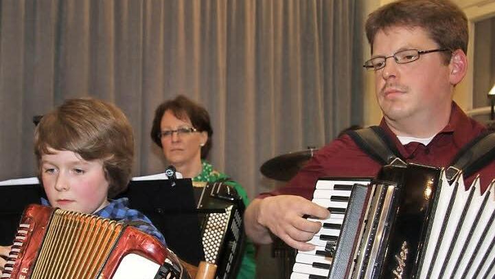 Lukas Klatt war mit zwölf Jahren der Jüngste auf der Bühne. Seit Dezember hat er sich gemeinsam mit seinem Vater Wolfgang akribisch auf den großen Auftritt vorbereitet. Foto: Sonja Adam