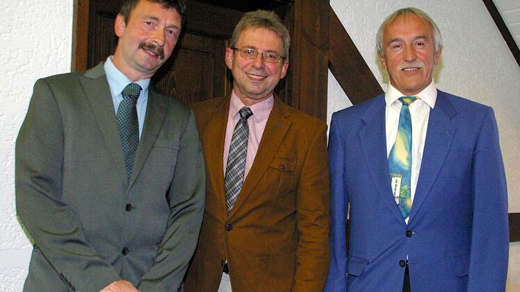 Als neue Bürgermeister wollen sie die Gemeinde Weitramsdorf in den nächsten sechs Jahren führen: Wolfgang Bauersachs (BfB, Bildmitte) und seine Stellvertreter Werner Hanke (ÜPWG, rechts) als 2. und Michael Rädlein (CSU, links) als 3. Bürgermeister. Foto: Bettina Knauth