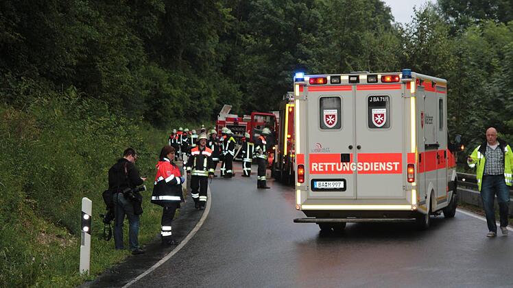 Zwischen Zeegendorf und Teuchatz im Landkreis Bamberg hat sich ein schwerer Autounfall ereignet. Bei einem Frontalzusammenstoß ist eine Person nach Angaben der Rettungskräfte lebensgefährlich verletzt worden. Der Rettungshubschrauber war im Einsatz. Foto: Ferdinand Merzbach