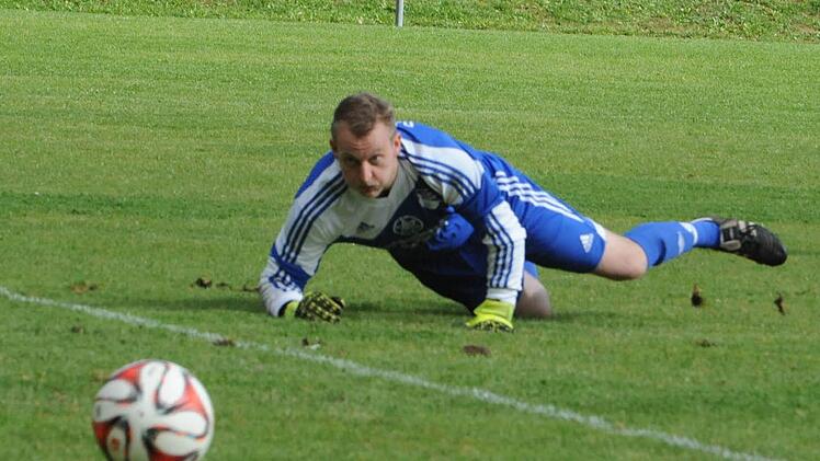 Banger Blick zurück: Waldbergs Keeper Marc Beck. Foto: Hopf
