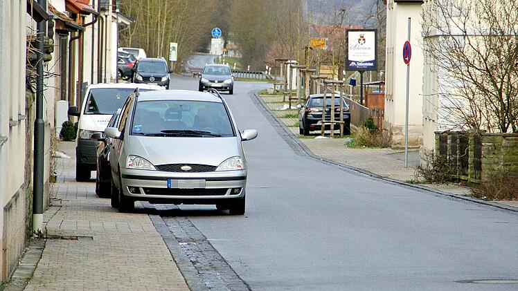 Das Parkverbot auf der linken Seite der Frankenstraße wird gut eingehalten. Dafür ist regelmäßig auf der gegenüber liegenden Seite der Gehsteig zugeparkt, wie bei der Bürgerversammlung moniert wurde. Foto: Sabine Weinbeer