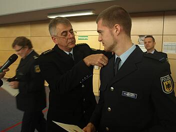 Benedikt Wiegmann, dem Jahrgangsbesten mit der selten Note "sehr gut" gratulierte Leitender Polizeidirektor Michael Jäger.  Foto: Stefan Geiger