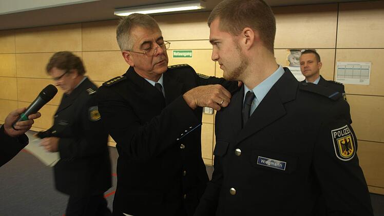 Benedikt Wiegmann, dem Jahrgangsbesten mit der selten Note "sehr gut" gratulierte Leitender Polizeidirektor Michael Jäger.  Foto: Stefan Geiger