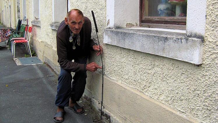 "Bis zu 55 Zentimeter hoch standen die Wasser- und Schlammmassen in der Grundmühle", deutet Paul Gebhardt an. Foto: Bruno Preißinger