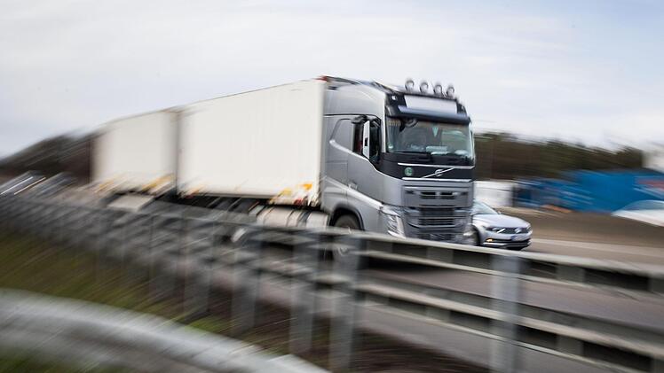 Die Autobahn war stundenlang komplett gesperrt. Symbolbild: Frank Rumpenhorst/dpa