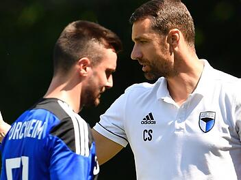 Firat Güngör (vorn) ist für seinen Platzverweis gegen Großbardorf für sechs Spiele gesperrt worden. Seinem Trainer Christian Springer droht ebenfalls noch Ärger durch den Verband, da er bei derselben Partie einen Innenraum-Verweis kassiert hat - der zweite in kurzer Folge. Sportfoto Zink