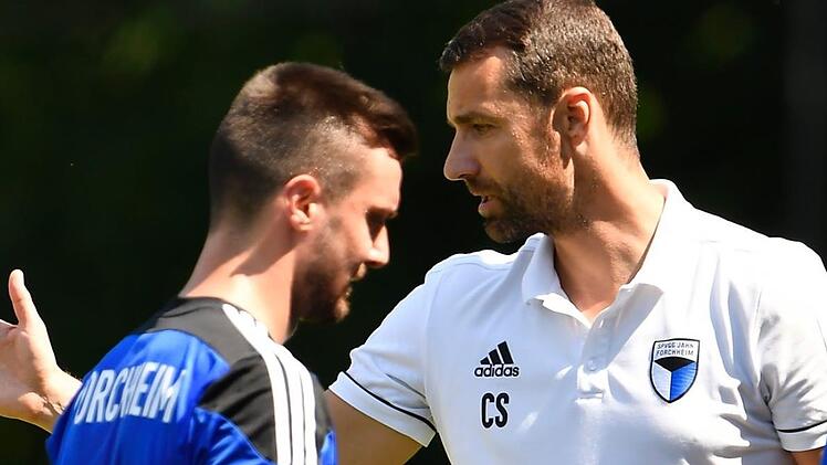 Firat Güngör (vorn) ist für seinen Platzverweis gegen Großbardorf für sechs Spiele gesperrt worden. Seinem Trainer Christian Springer droht ebenfalls noch Ärger durch den Verband, da er bei derselben Partie einen Innenraum-Verweis kassiert hat - der zweite in kurzer Folge. Sportfoto Zink