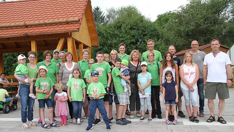 Die Gewinner des Familientags in Mönchkröttendorf mit Landrat Christian Meißner (2. v. links) und Kreisfachberater Michael Stromer (4. v. links).